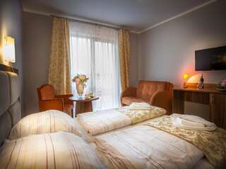 Отель Hotel Trzy Sosny Шклярска-Поремба Двухместный номер с 1 кроватью или 2 отдельными кроватями и балконом-32