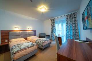 Отель Hotel Trzy Sosny Шклярска-Поремба Двухместный номер с 1 кроватью или 2 отдельными кроватями и балконом-6